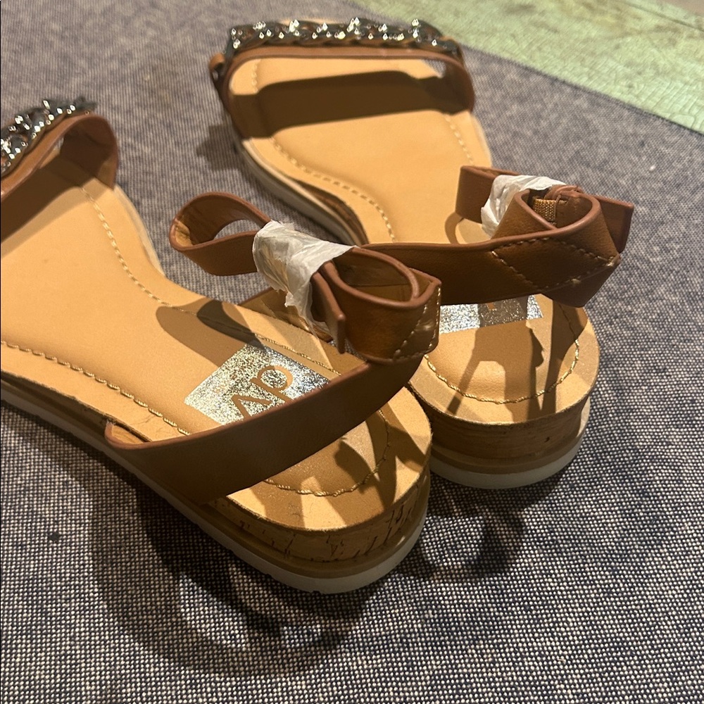DV by Dolce Vita Fetch Ankle Buckle Small Wedge Chain Accent Sandal NWOT Size 8 - Picture 2 of 4